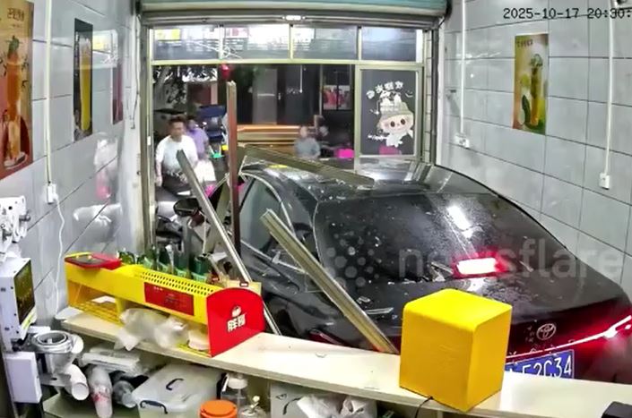 Mới có bằng, nữ tài xế lùi xe tông sập cửa hàng