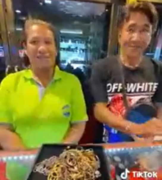 Nhặt được vàng giữa bãi rác, cặp vợ chồng bất ngờ khi biết giá trị thật