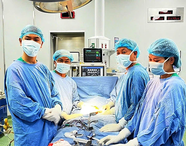 Ê kíp bác sĩ Bệnh viện Phụ sản - Nhi Đà Nẵng tiến hành các ca phẫu thuật u ổ bụng ở trẻ em.