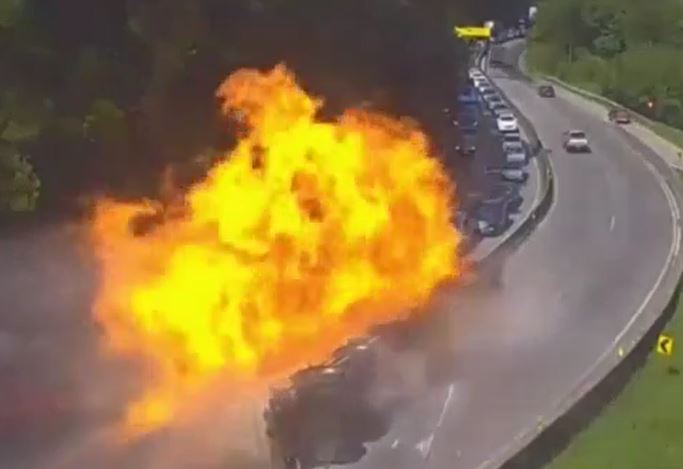 Xe bồn cháy như 'quả cầu lửa', thiêu rụi hàng loạt ô tô trên cao tốc