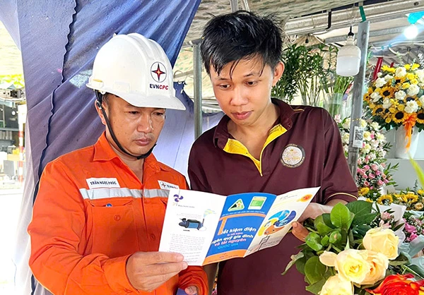 Điện lực Đà Nẵng (thuộc EVNCPC) tuyên truyền, vận động người dân tiết kiệm điện, hưởng ứng Chiến dịch Giờ Trái đất 2026.