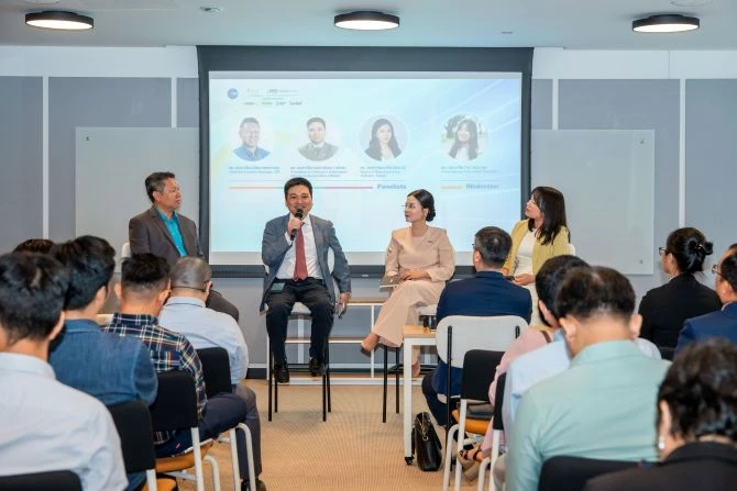 Các diễn giả đang thảo luận “Mở khóa chuỗi cung ứng và vốn toàn cầu” tại chương trình tăng tốc chuyển đổi k&eacute;p cho doanh nghiệp.