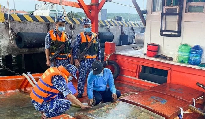 Xử lý nghiêm hành vi buôn lậu, gian lận thương mại và vận chuyển trái ph&eacute;p xăng dầu qua biên giới.