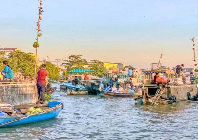 Ảnh 2:   Chợ nổi Cái Răng- điểm thu hút đông đảo khách du lịch của thành phố Cần Thơ.