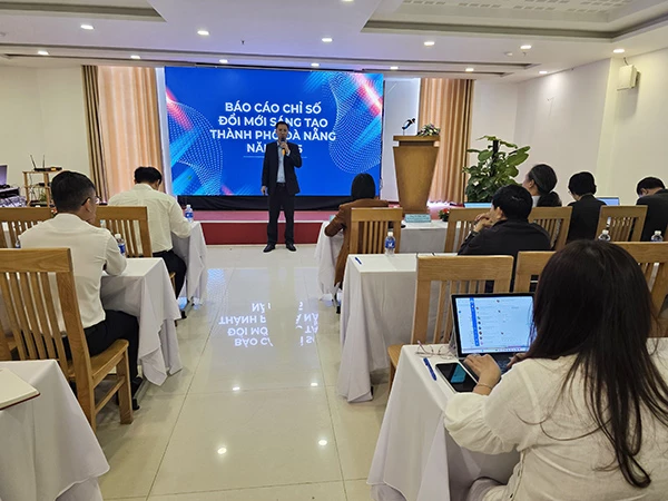 Phó giám đốc DISSC Võ Đức Anh báo cáo về chỉ số PII của thành phố Đà Nẵng năm 2025.