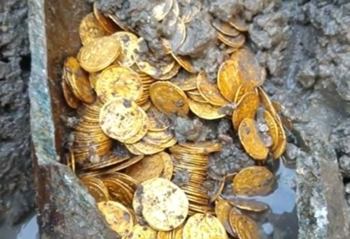 Phá dỡ nhà hát cũ, công nhân bất ngờ đào trúng hũ vàng cổ trị giá hàng triệu USD