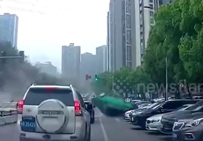 Nữ tài xế lái Tesla gây tai nạn khó tin, đè nát 5 ô tô