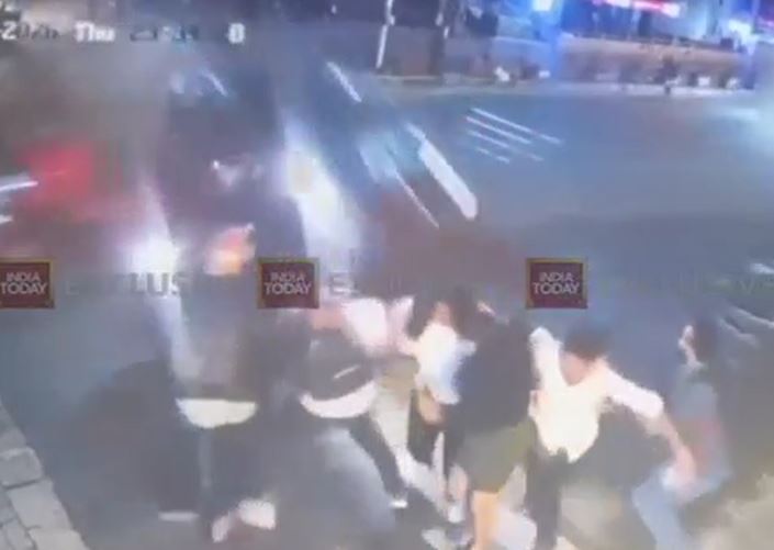 Tài xế say rượu lái xe lao qua dải phân cách, nhóm người thoát chết trong gang tấc