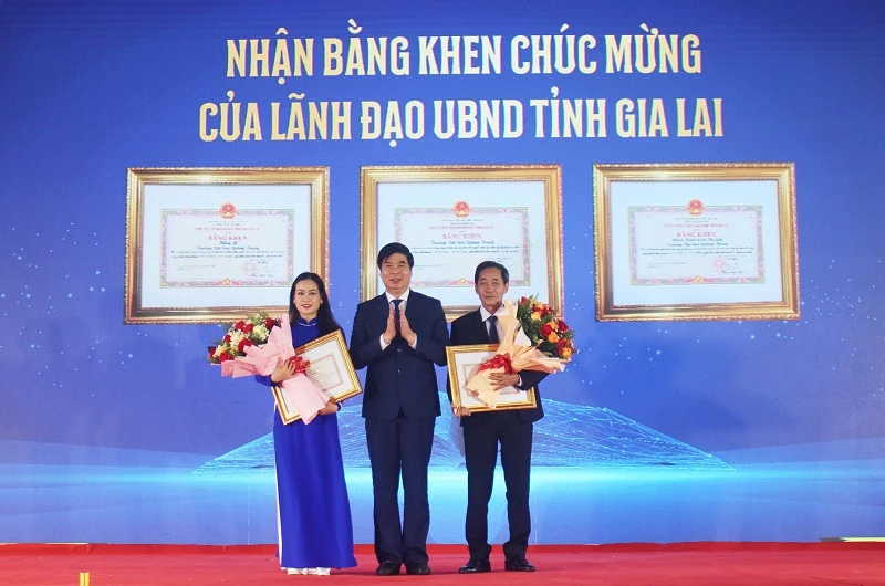 Ông Lâm Hải Giang - Phó Chủ tịch UBND tỉnh Gia Lai, tặng bằng khen của Chủ tịch UBND tỉnh cho các tập thể của Trường Đại học Quang Trung.