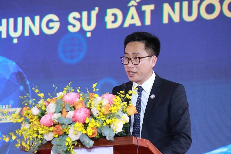 TS Tô Bá Lâm - Hiệu trưởng Trường Đại học Quang Trung, chia sẻ tại buổi lễ.