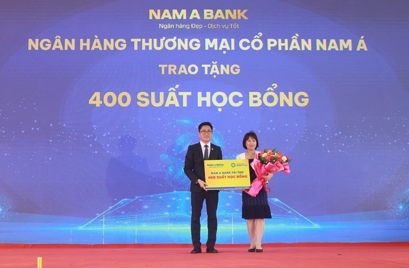 Ngân hàng Nam Á trao tặng 400 suất học bổng cho sinh viên Trường Đại học Quang Trung.