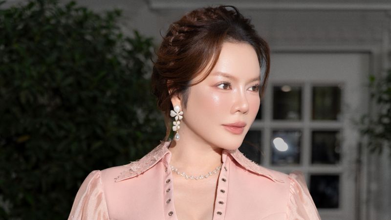 Lý Nhã Kỳ diện váy hồng khoét sâu, khoe làn da trắng sứ