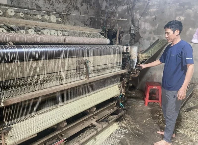 Nhiều hộ làm chiếu ở thôn Ngọc Nhị, xã Quảng Ngọc đã đầu tư mua máy dệt chiếu, góp phần nâng cao năng suất, hiệu quả kinh tế cho gia đình. Ảnh: Báo Thanh Hóa.