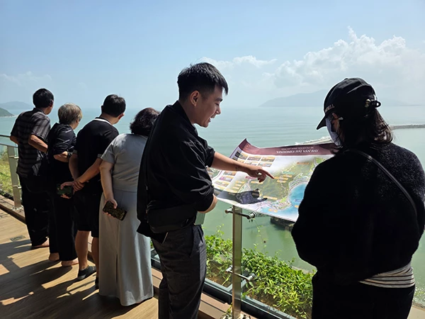 Các nhà đầu tư tìm hiểu dự án Vinhomes Hải Vân Bay tại thành phố Đà Nẵng. Các nhà đầu tư tìm hiểu dự án Vinhomes Hải Vân Bay tại thành phố Đà Nẵng.