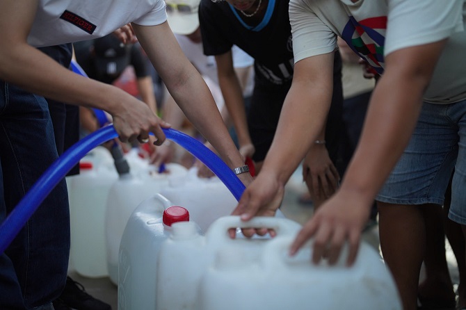 Sống giữa mạng lưới sông ngòi dày đặc, người dân Đồng bằng sông Cửu Long đang thiếu nước