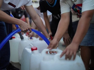 Sống giữa mạng lưới sông ngòi dày đặc, người dân Đồng bằng sông Cửu Long đang thiếu nước