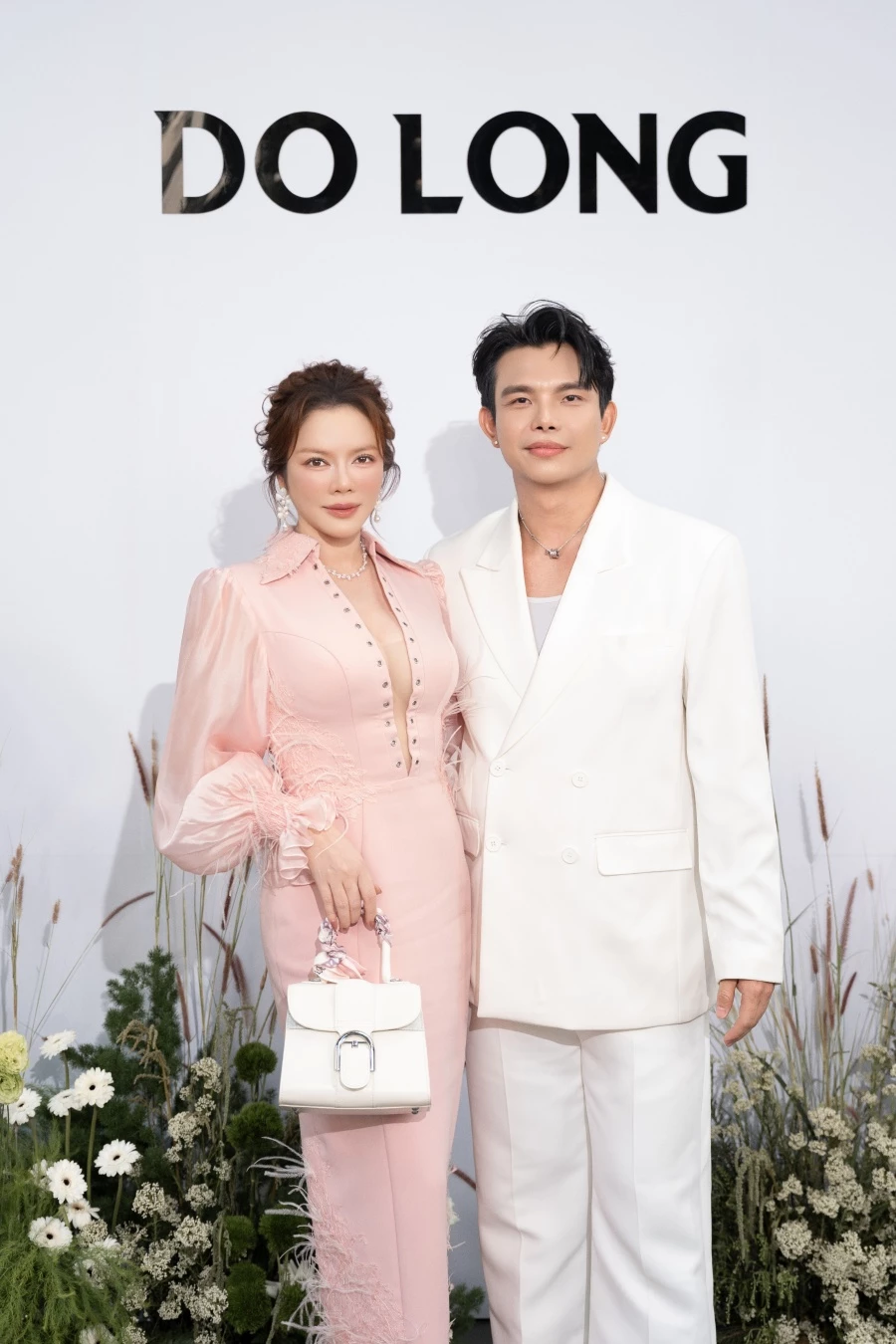 Theo chia sẻ từ Đỗ Long, anh và Lý Nhã Kỳ có mối quan hệ thân thiết trong nhiều năm. Không chỉ là nàng thơ quen thuộc của các thiết kế, cô còn là người luôn đồng hành và ủng hộ anh trong nhiều cột mốc quan trọng. 