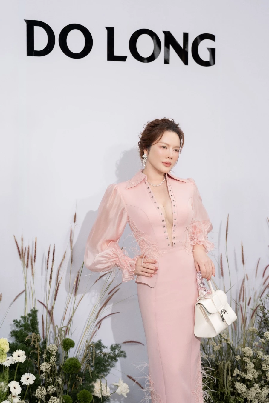 Dù chưa xác nhận cụ thể, nhiều người cho rằng “tin vui” mà Đỗ Long nhắc đến có thể liên quan đến những kế hoạch cá nhân hoặc một bước ngoặt trong cuộc sống riêng tư của Lý Nhã Kỳ. Trong nhiều năm qua, cô khá kín tiếng về chuyện tình cảm, tập trung phát triển sự nghiệp và xây dựng hình ảnh một người phụ nữ độc lập, thành đạt. Chính vì vậy, bất kỳ thông tin nào liên quan đến đời sống cá nhân của cô cũng dễ dàng thu hút sự chú ý.