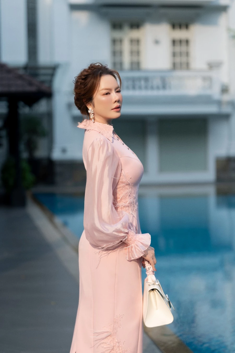 Mái tóc tết mang phong cách “công chúa” kết hợp cùng làn da trắng sứ giúp tổng thể trở nên nổi bật, thu hút mọi ánh nhìn.