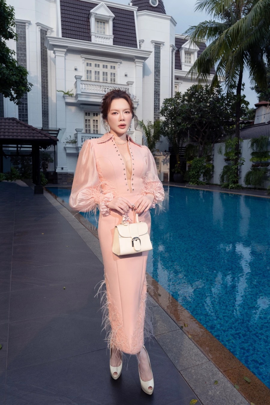 Ở thời điểm hiện tại, Lý Nhã Kỳ không còn là cái tên cần phải chứng minh bản thân bằng sự xuất hiện dày đặc. Thay vào đó, cô lựa chọn cách xuất hiện có chọn lọc, mỗi lần xuất hiện đều mang một thông điệp rõ ràng. Sự tiết chế này không làm giảm sức hút của cô, mà ngược lại còn khiến hình ảnh trở nên giá trị và có chiều sâu hơn.