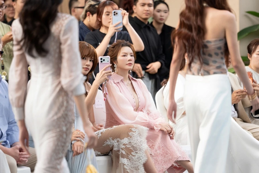 Không chỉ dừng lại ở vai trò nghệ sĩ, Lý Nhã Kỳ còn là một doanh nhân thành công với nhiều hoạt động trong lĩnh vực kinh doanh và ngoại giao văn hóa. Chính sự đa dạng trong vai trò giúp cô xây dựng được hình ảnh một người phụ nữ hiện đại: bản lĩnh trong công việc, tinh tế trong giao tiếp và sâu sắc trong cách sống.