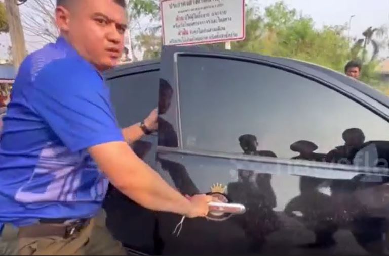 Bị mắc kẹt trong ô tô, hai em bé được giải cứu ngoạn mục