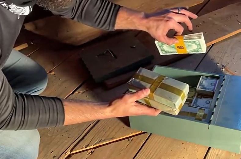 Phát hiện 'kho báu' 46.000 USD giấu trên gác mái suốt hơn nửa thế kỷ