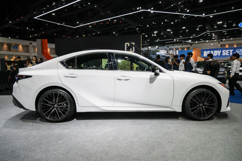 Lexus IS 2026 trình làng, giá từ 2,257 tỷ đồng