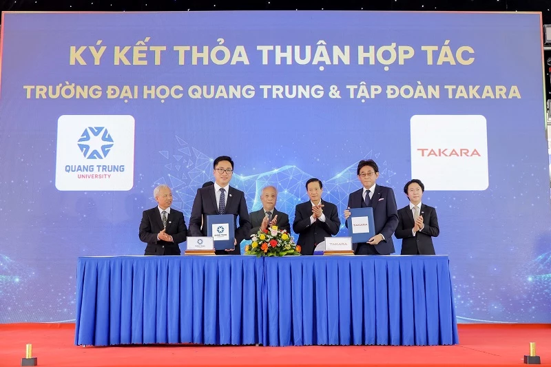 Ông Nishizaki Tatsuya - Chủ tịch Tập đoàn Takara và TS Tô Bá Lâm - Hiệu trưởng Trường Đại học Quang Trung, ký kết biên bản ghi nhớ hợp tác.
