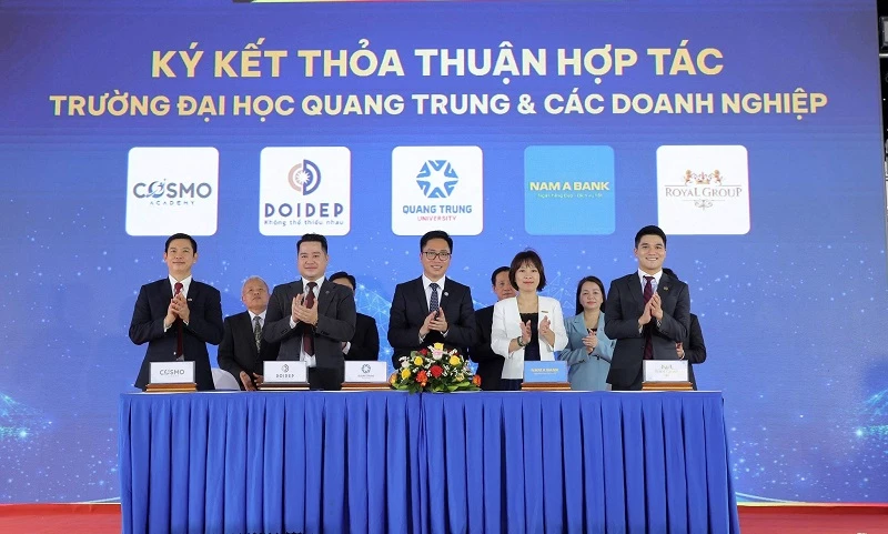 Trường Đại học Quang Trung ký kết hợp tác với các doanh nghiệp.