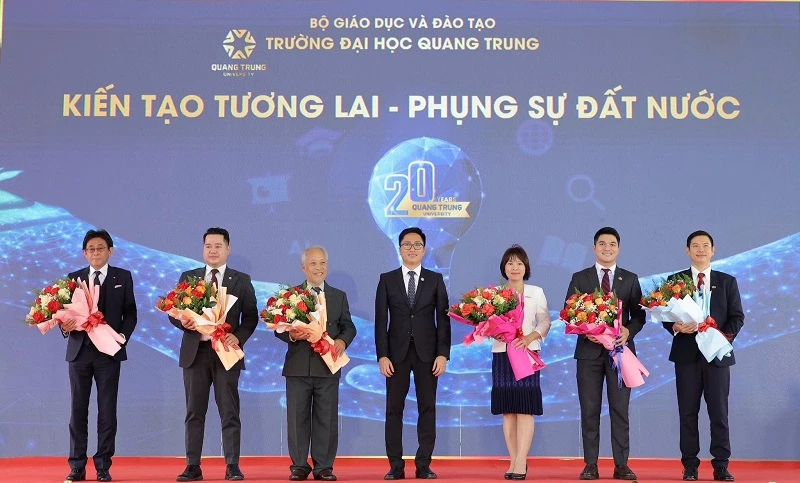 TS Tô Bá Lâm - Hiệu trưởng Trường Đại học Quang Trung, tặng hoa cảm ơn các doanh nghiệp đồng hành cùng nhà trường trong khởi đầu mới.