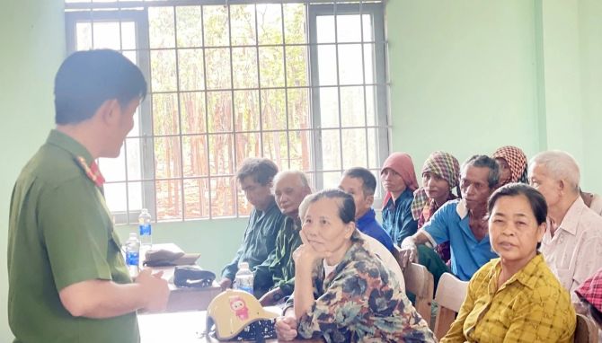 Công an Đồng Nai phổ biến pháp luật cho đồng bào dân tộc thiểu số tại Lộc Thạnh
