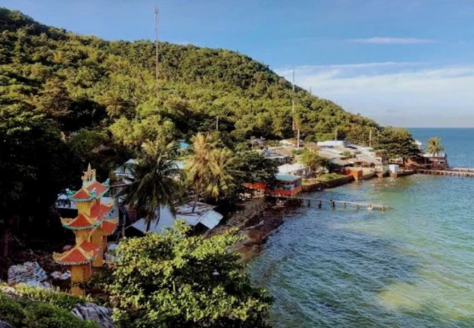 Hòn Nghệ là xã đảo thuộc vùng biển Tây Nam có diện tích tự nhiên khoảng 3,8km²