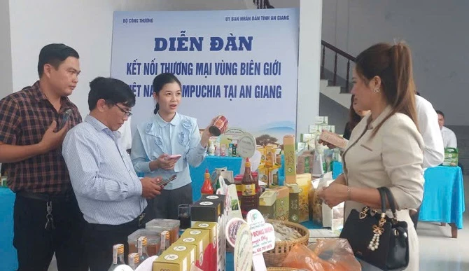 Gian hàng OCop của DN tỉnh An Giang được trưng bày tại diễn đàn Thương mại biên giới Việt Nam - Campuchia cuối tháng 12 năm 2025.