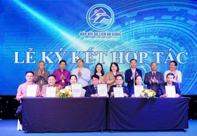 Lễ ký kết hợp tác du lịch biên giới các DN Việt Nam với DN nước bạn Campuchia tại hội thảo thương mại biên giới do tỉnh An Giang tổ chức.