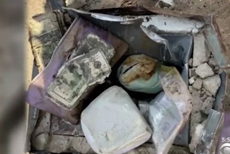 Phát hiện kho báu 52.000 USD dưới sân nhà, cặp đôi có hành động lạ