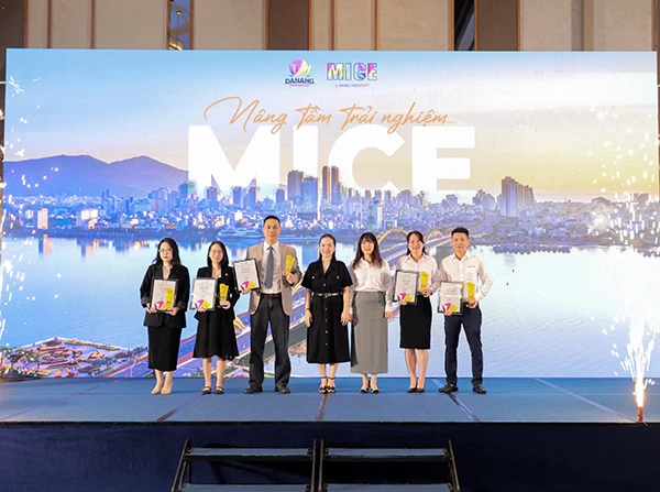 Lần đầu tiên Sở VH-TT&DL Đà Nẵng trao giải thưởng giải thưởng “MICE – The Rising Wave” vinh danh các doanh nghiệp có đóng góp nổi bật trong công tác thu hút khách MICE năm 2025.