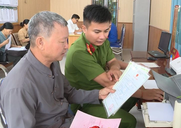 Người dân được hỗ trợ thực hiện thủ tục hành chính tại Trung tâm Phục vụ hành chính công xã Thiệu Hóa. Ảnh: Báo Thanh Hóa.