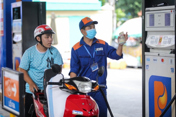 Xăng RON 95 giảm gần 4000 đồng/lít