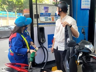 Giá xăng dầu lại tăng sốc