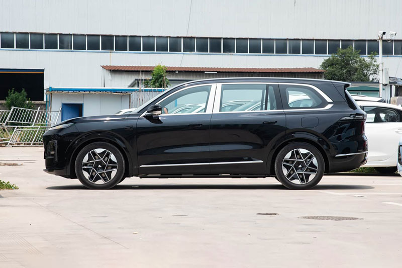 SUV hạng sang dài hơn 5,2 mét, giá gần 1 tỷ đồng