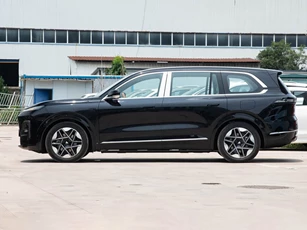 SUV hạng sang dài hơn 5,2 mét, giá gần 1 tỷ đồng