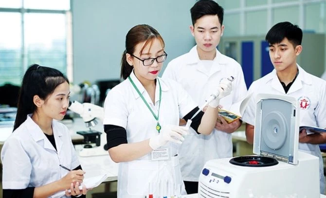 Sinh viên Khoa Khoa học tự nhiên (Trường đại học Hùng Vương) nghiên cứu, thực hành hóa sinh học. Ảnh: VOV.