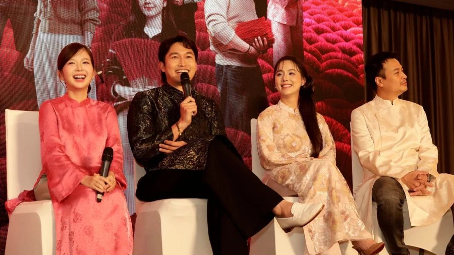 Dàn diễn viên phim "Ngược đường ngược nắng" tại buổi họp báo.