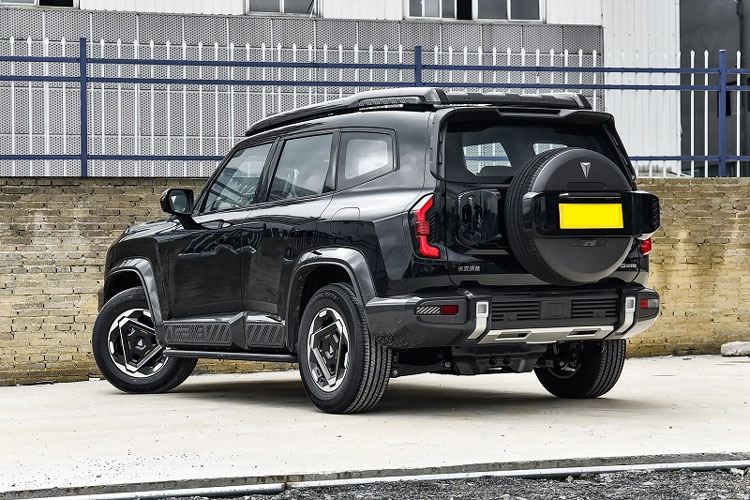 Xe gầm cao địa hình dài hơn 5,1 mét, sức mạnh 424 mã lực, giá hơn 700 triệu đồng