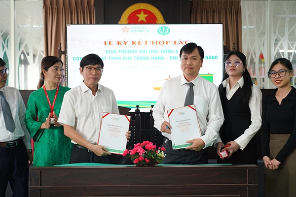 Ký kết hợp tác giữa trường Đại học Đông Á và Công ty Luật TNHH Kim Trọng Hùng - Chi nhánh Đà Nẵng. 