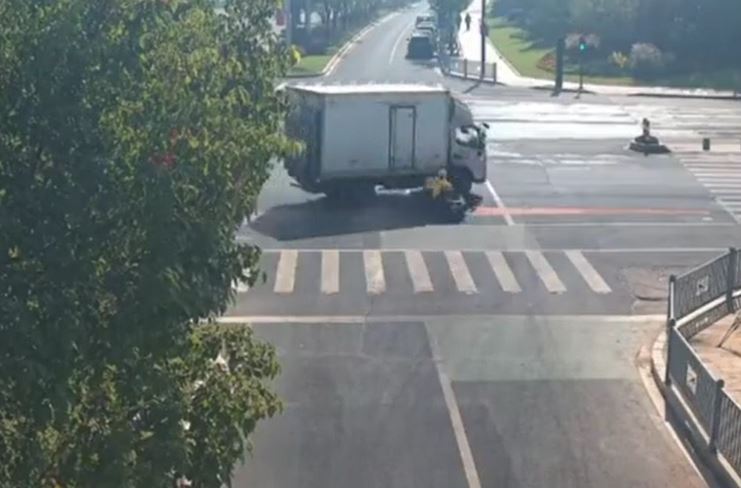 Phanh gấp, shipper trượt dài chui vào gầm xe tải, bị kéo lê 5 mét nhưng thoát chết thần kỳ