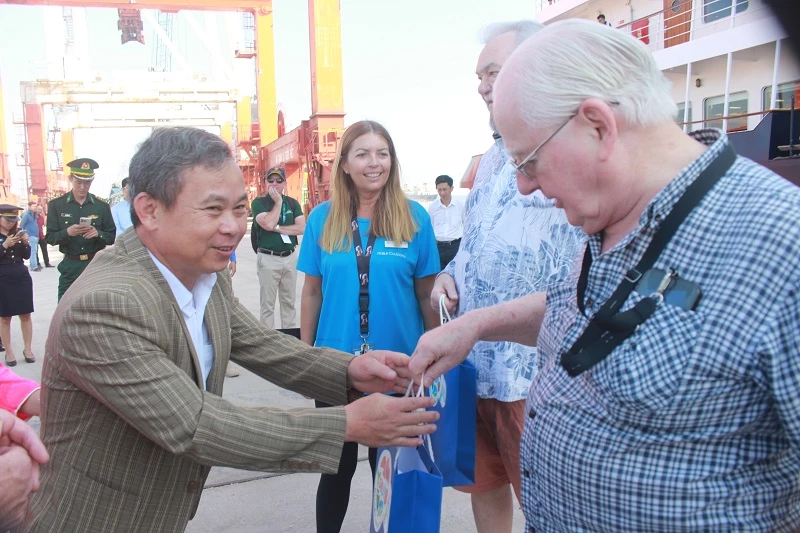 Ông Nguyễn Văn Ý - Phó Giám đốc Sở Văn hóa, Thể thao và Du lịch Gia Lai, tặng quà cho du khách.