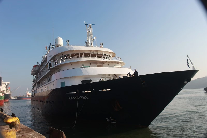 Noble Caledonia – Island Sky đã cập Cảng Quy Nhơn (tỉnh Gia Lai), mang theo khoảng 180 người, bao gồm du khách và thuyền viên. 