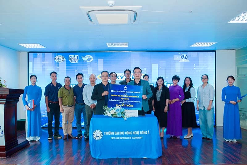 Chủ tịch DiHotel, ông Nguyễn Vĩnh Tâm trao tặng phần mềm cho PGS. TS. Nguyễn Đức Thắng - Phó Hiệu trưởng kiêm Trưởng khoa Du lịch trường Đại học Công Nghệ Đông Á. Chủ tịch DiHotel, ông Nguyễn Vĩnh Tâm trao tặng phần mềm cho PGS. TS. Nguyễn Đức Thắng - Phó Hiệu trưởng kiêm Trưởng khoa Du lịch trường Đại học Công Nghệ Đông Á.